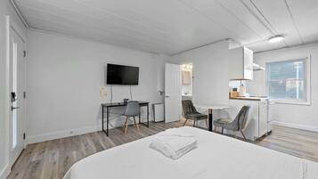 Studio, 1 giường cỡ queen, sân hiên, quang cảnh vườn (Chic City Retreat 93E) | Trang trí khác biệt, trang bị nội thất với thiết kế riêng biệt, bàn