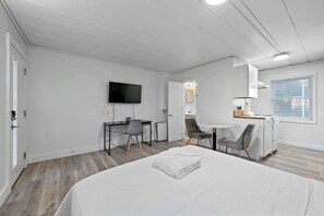開放式客房, 1 張加大雙人床, 庭院, 花園景觀 (Chic City Retreat 93E) | 1 間臥室、獨特裝潢、布置獨特、書桌