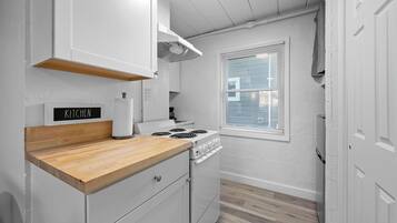 Estudio, 1 cama de matrimonio, patio, vistas al jardín (Chic City Retreat 93E) | Cocina privada | Frigorífico pequeño, microondas, horno y placa de cocina