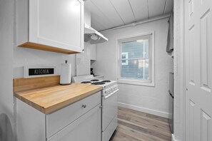 開放式客房, 1 張加大雙人床, 露台, 花園景 (Chic City Retreat 93E) | 私人廚房 | 迷你雪櫃、微波爐、焗爐、爐具