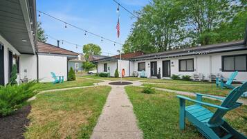 Studio, 1 Queen Bed, Patio, Garden View (Chic City Retreat 93E) | View from room