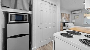 Studio, 1 queensize-seng, terrasse, hageutsikt (Chic City Retreat 93E) | Innvendig