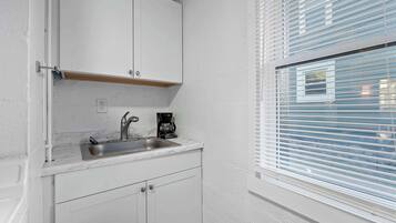 Studio, 1 Tempat Tidur Queen, patio, pemandangan kebun (Chic City Retreat 93E) | Interior