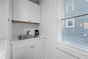Studio, 1 Queen Bed, Patio, Garden View (Chic City Retreat 93E) | Interior
