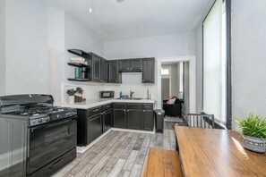 Apartamento, várias camas, sacada, vista para o jardim (Chic, Modern Gem with Style) | Cozinha privada | Geladeira, micro-ondas, fogão, cooktop