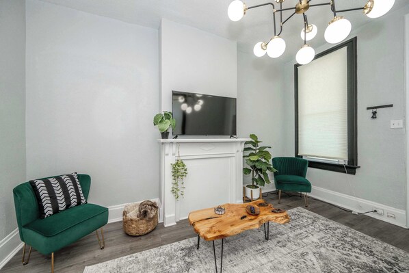 Lägenhet - flera sängar - balkong - utsikt mot trädgården (Chic, Modern Gem with Style) | Vardagsrum | Tv