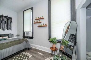 Apartamento, várias camas, sacada, vista para o jardim (Chic, Modern Gem with Style) | 2 quartos, Wi-Fi de cortesia