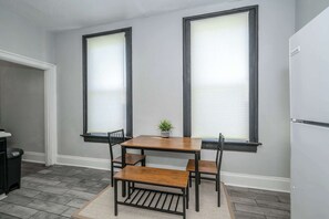 Lejlighed - flere senge - balkon - udsigt til have (Chic, Modern Gem with Style) | Spiseområde