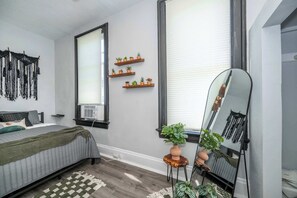 อพาร์ทเมนท์, หลายเตียง, ระเบียง, วิวสวน (Chic, Modern Gem with Style) | 2 ห้องนอน, Wi-Fi ฟรี