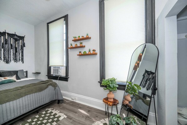 Ferienhaus, Mehrere Betten, Balkon, Gartenblick (Chic Modern Gem w/ Style Suites)