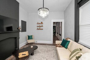 Ferienhaus, Mehrere Betten, Balkon, Gartenblick (Chic Modern Gem w/ Style Suites) | Wohnbereich