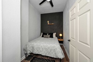 Ferienhaus, Mehrere Betten, Balkon, Gartenblick (Chic Modern Gem w/ Style Suites) | 4 Schlafzimmer, kostenloses WLAN