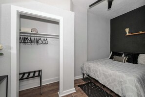 Maison, plusieurs lits, balcon, vue jardin (Chic Modern Gem w/ Style Suites)