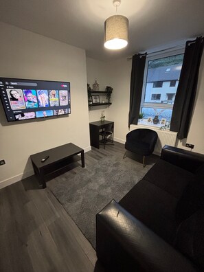 House | Living area - Shawforth - 2 Beds - Sleeps 4 - Street Parking (Rochdale)