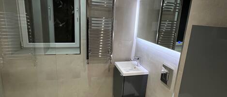 Maison | Salle de bain | Douche, serviettes fournies