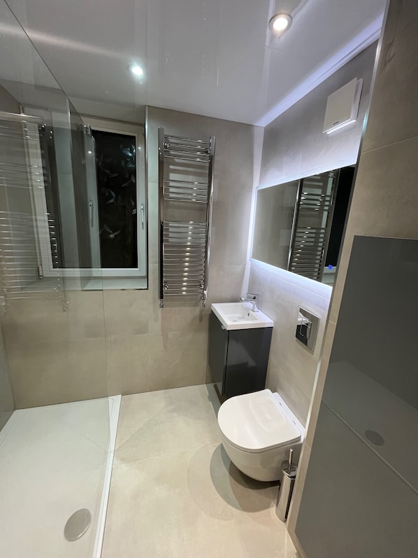 House | Bathroom | Shower, towels