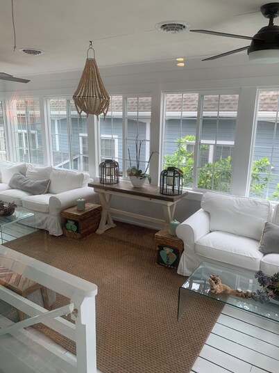 6-bedroom House, 2 units-Walk to Ocean, Heated pool-long term available