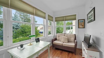 Casa, varias camas, patio, vista al jardín (Classic Charm on Ashland) | Vista desde la habitación