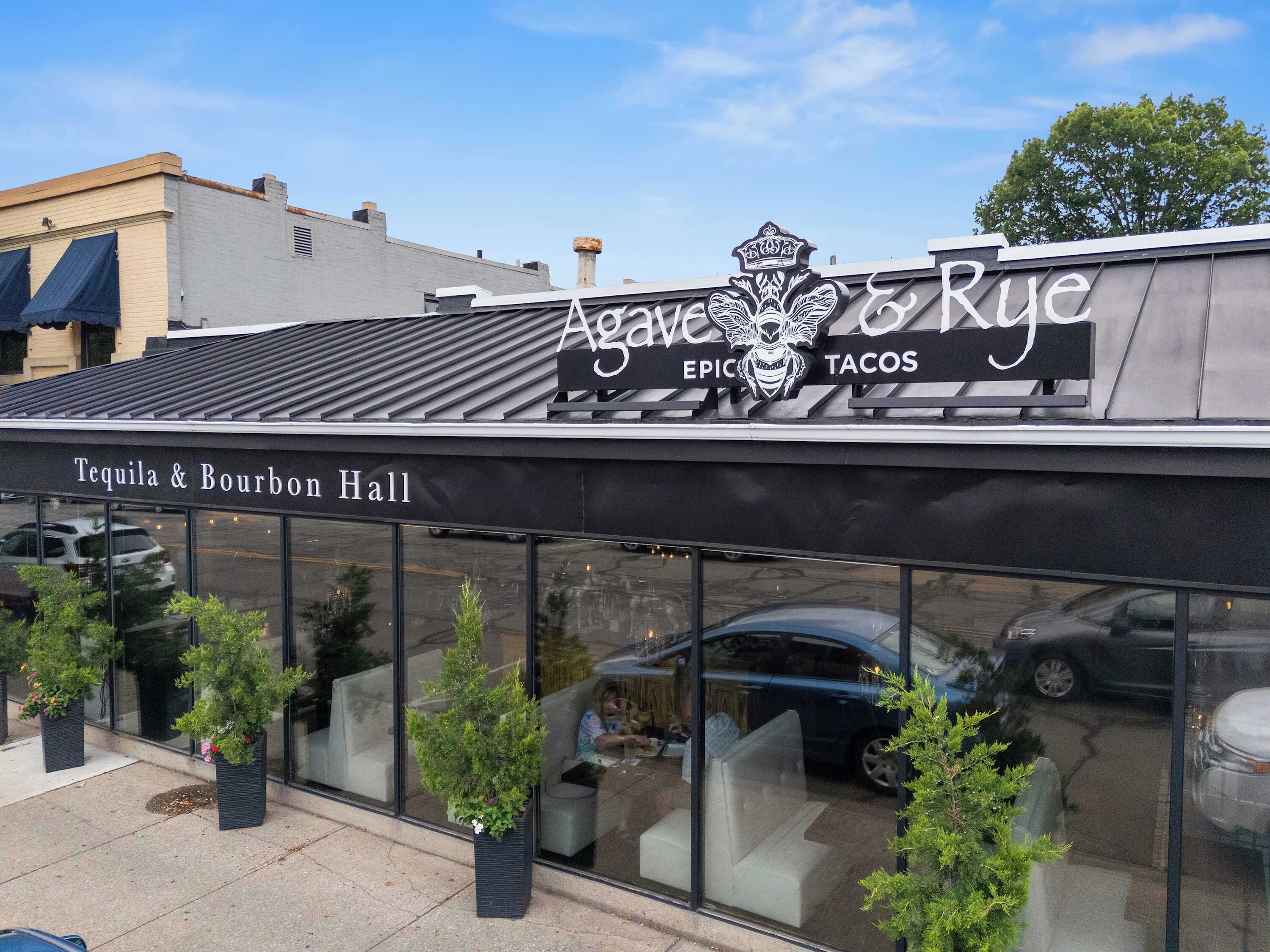 Un restaurante llamado "Agave & Rye" con un letrero que indica que sirve tacos.