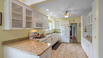 Casa, varias camas, patio, vista al jardín (Classic Charm on Ashland) | Cocina privada | Refrigerador, microondas, horno y parrilla de estufa