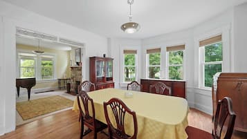Rumah, Beberapa Tempat Tidur, patio, pemandangan kebun (Classic Charm on Ashland) | Tempat makan