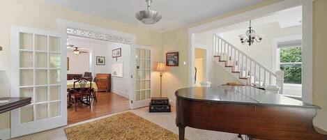 Ferienhaus, Mehrere Betten, Terrasse, Gartenblick (Classic Charm on Ashland) | Innenbereich