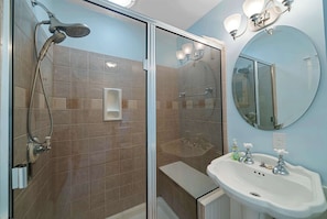 Maison, plusieurs lits, patio, vue jardin (Classic Charm on Ashland) | Salle de bain