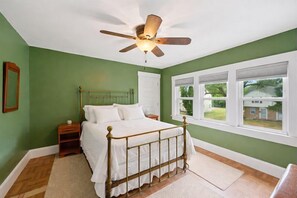 4 bedrooms, individually decorated, individually furnished, bed sheets - Classic Charm on Ashland For 8 (Columbus)