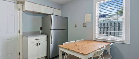 Rumah, Beberapa Tempat Tidur, patio, pemandangan kebun (Contemporary German Village: 3) | Tempat makan