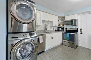 Maison, plusieurs lits, patio, vue jardin (Contemporary German Village: 3) | Cuisine privée | Réfrigérateur, micro-ondes, four, plaque de cuisson