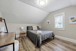 Maison, plusieurs lits, patio, vue jardin (Contemporary German Village: 3) | 3 chambres, décoration personnalisée, ameublement personnalisé, bureau