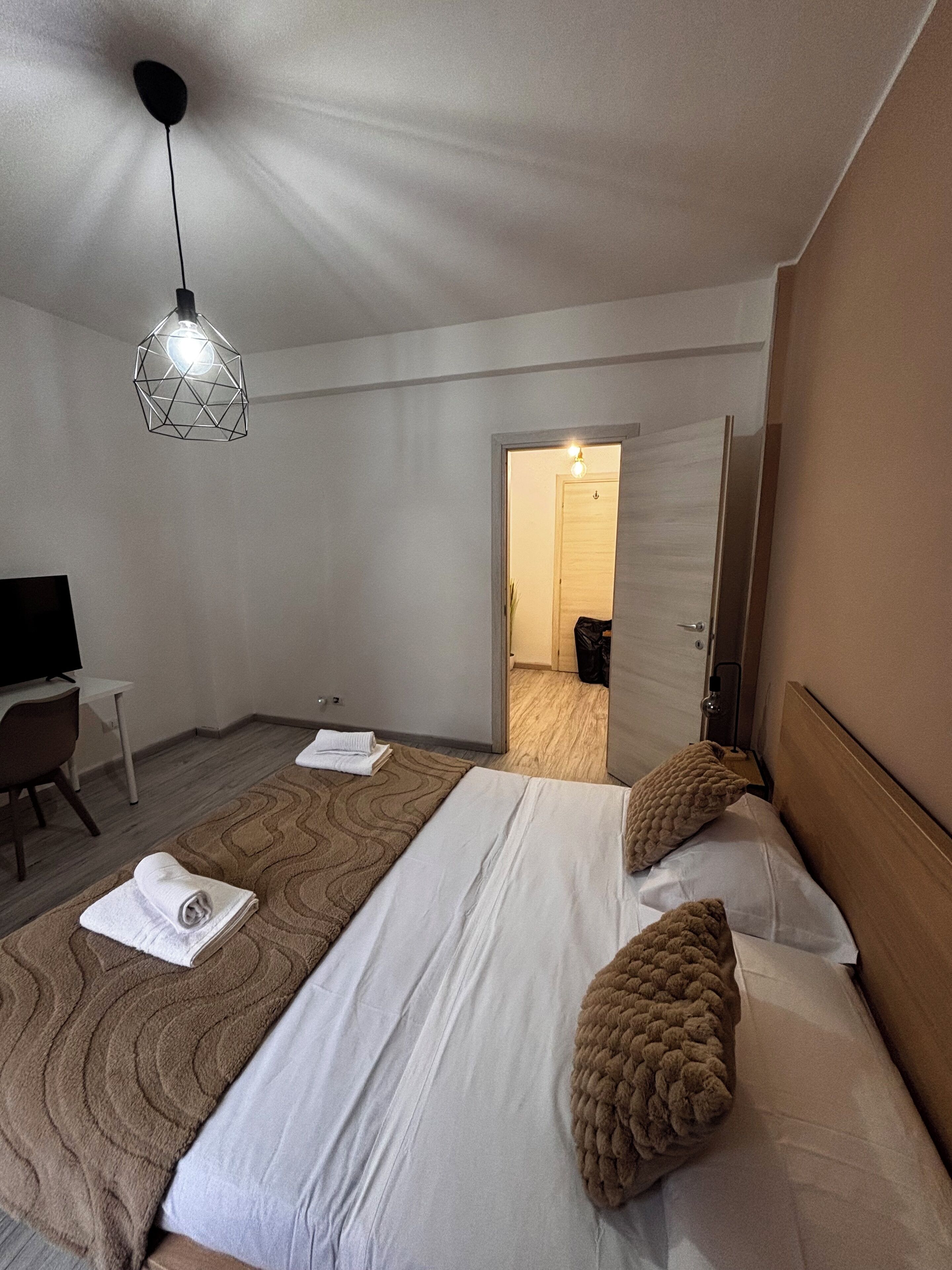 2 عدّة غرف نوم ومكتب وواي فاي وملاءات أسرّة