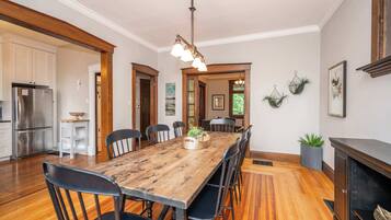 House, Multiple Beds, Hot Tub, Garden View (Doctor’s Retreat w/ Hot Tub) | Dining