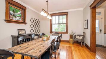 House, Multiple Beds, Hot Tub, Garden View (Doctor’s Retreat w/ Hot Tub) | Dining