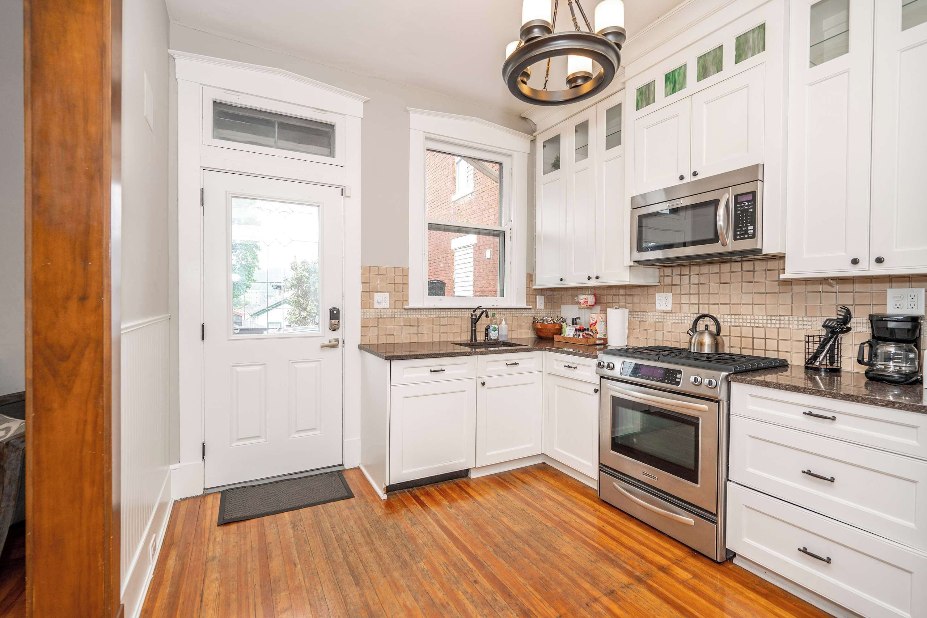 House, Multiple Beds, Hot Tub, Garden View (Doctor’s Retreat w/ Hot Tub) | Private kitchen | Coffee/tea maker, fridge, microwave, oven