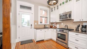 House, Multiple Beds, Hot Tub, Garden View (Doctor’s Retreat w/ Hot Tub) | Private kitchen | Coffee/tea maker, fridge, microwave, oven