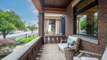 House, Multiple Beds, Hot Tub, Garden View (Doctor’s Retreat w/ Hot Tub) | Terrace/patio