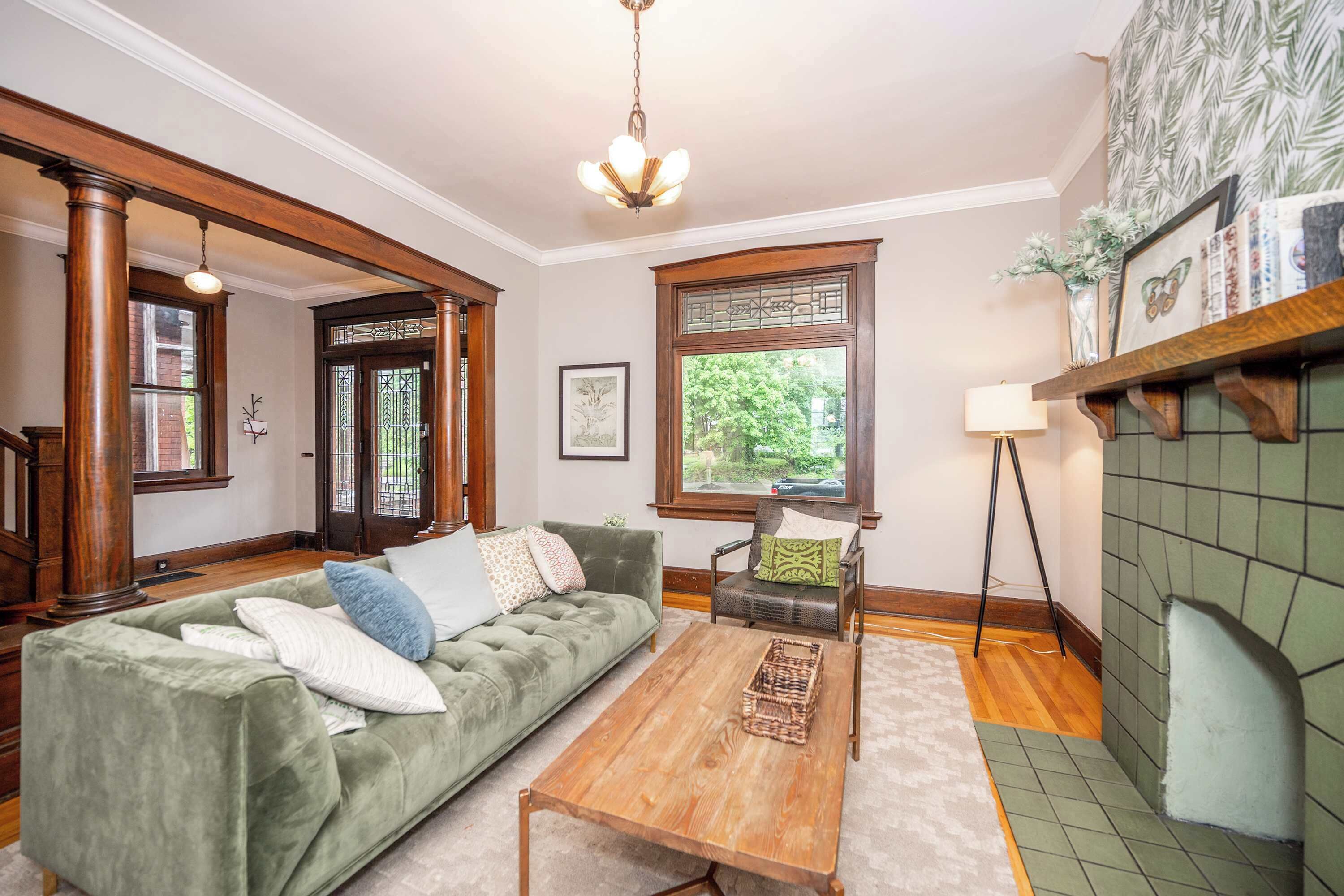 House, Multiple Beds, Hot Tub, Garden View (Doctor’s Retreat w/ Hot Tub) | Living area | 42-inch flat-screen TV with digital channels