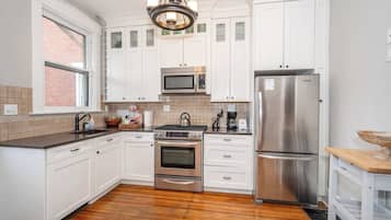 House, Multiple Beds, Hot Tub, Garden View (Doctor’s Retreat w/ Hot Tub) | Private kitchen | Fridge, microwave, oven, stovetop