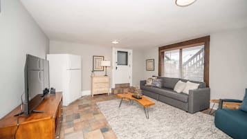 House, Multiple Beds, Hot Tub, Garden View (Doctor’s Retreat w/ Hot Tub) | Living area | 42-inch flat-screen TV with digital channels