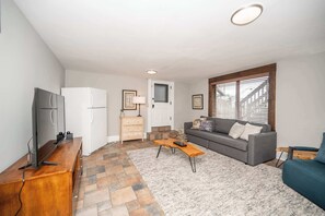 Casa, varias camas, hidromasaje, vista al jardín (Doctor’s Retreat w/ Hot Tub) | Área de sala de estar | Televisión de pantalla plana de 42 pulgadas con canales digitales