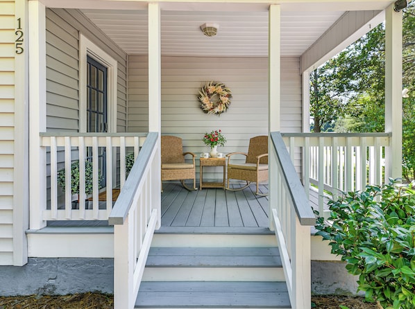 Terrace/patio - Charming 3BR/2BA Cottage in the Village of Pinehurst –Walk to Almost Everything! (Pinehurst)