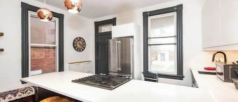 Casa, varias camas, patio, vista al jardín (Historic Retreat Gateway) | Cocina privada | Refrigerador, microondas, horno y parrilla de estufa