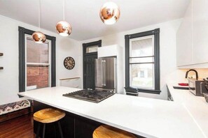 Casa, varias camas, patio, vistas al jardín (Historic Retreat Gateway) | Cocina privada | Frigorífico, microondas, horno y placa de cocina
