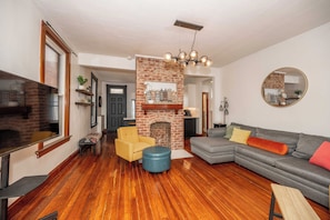 House, Multiple Beds, Patio, Garden View (Historic Retreat Gateway) | Living area | 42-inch flat-screen TV with digital channels