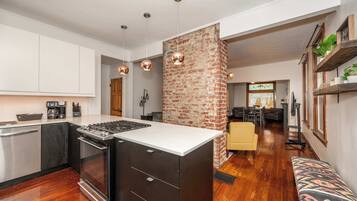 House, Multiple Beds, Patio, Garden View (Historic Retreat Gateway) | Private kitchen