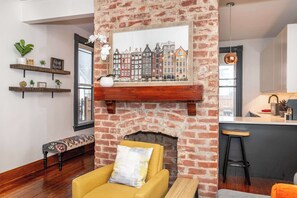 En 42-tommers Flatskjerm-TV med digitale kanaler