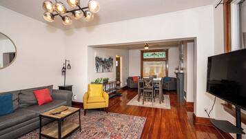 House, Multiple Beds, Patio, Garden View (Historic Retreat Gateway) | Living area | 42-inch flat-screen TV with digital channels