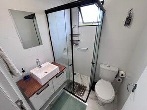 Douche, serviettes fournies, savon, papier toilette
