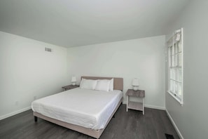 5 bedrooms, individually decorated, individually furnished, bed sheets